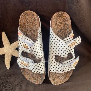 TMA “eyes” white with black polkadot open toe ladies sandals in size 10 VVGUC